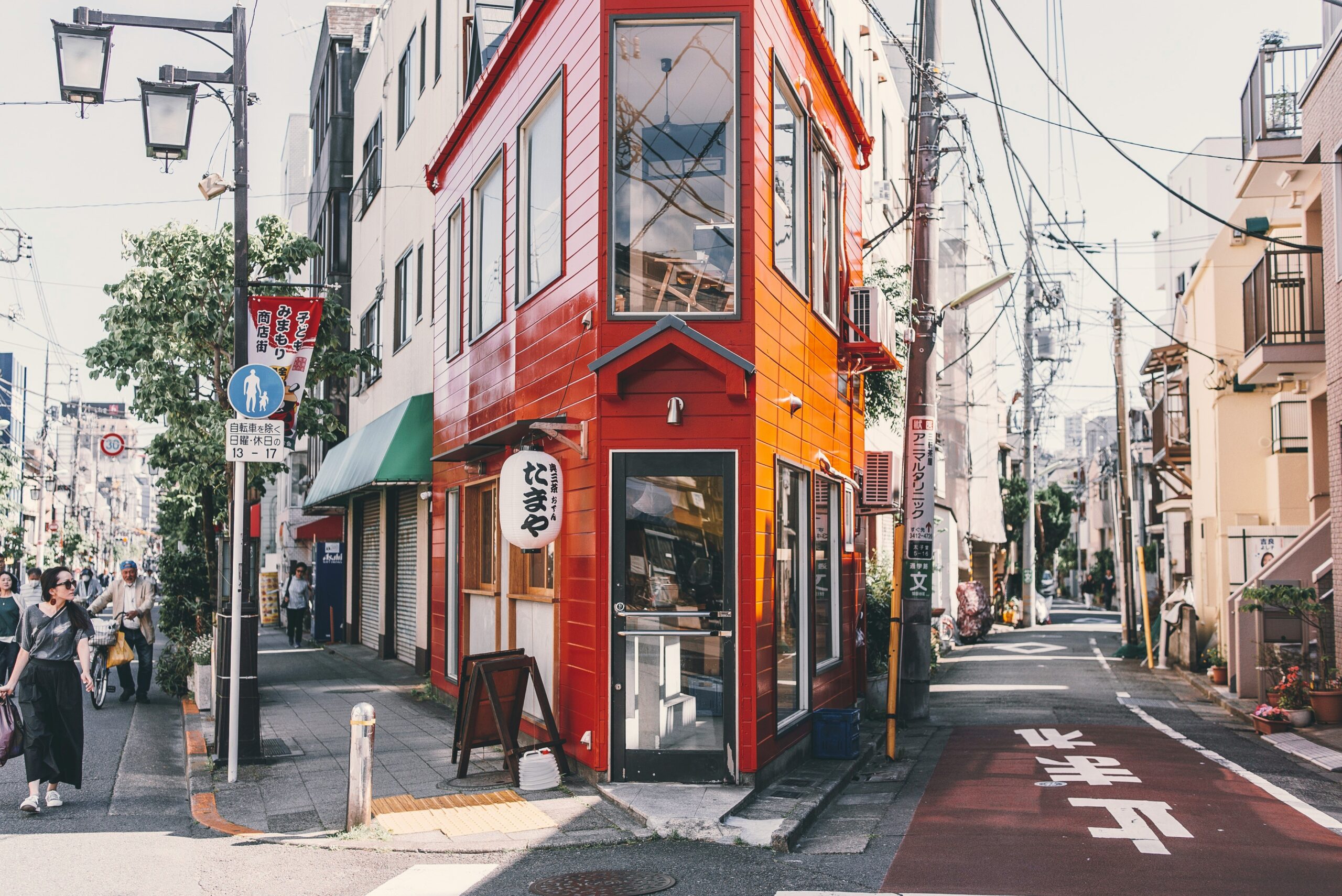 Local street view in Tokyo with a red corner shop, symbolizing the importance of local SEO strategies in Japan's urban areas